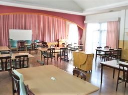 広々とした明るい食堂