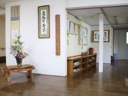 清潔な廊下と掲示物