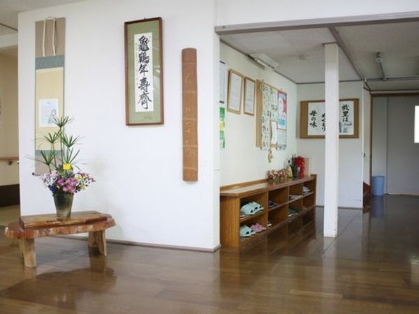清潔な廊下と掲示物