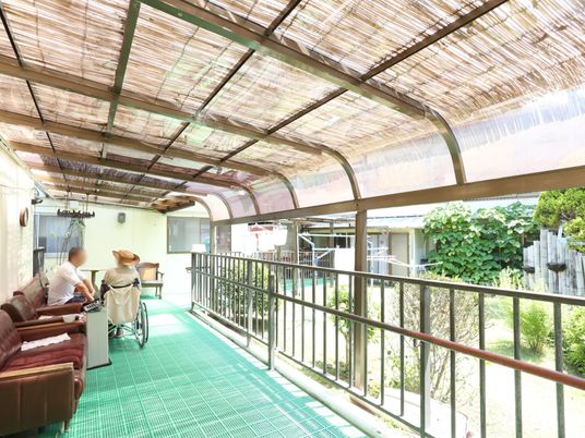 屋根付きの開放的な廊下