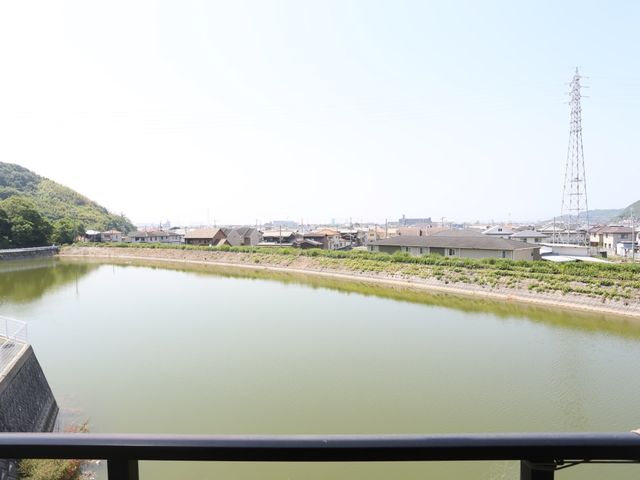 中庭を望むバルコニー 外観 ゆったりとした空間から見渡せるのどかな風景で、リラックスした一時を過ごすことができます。快適な生活をサポートする環境が整っています。