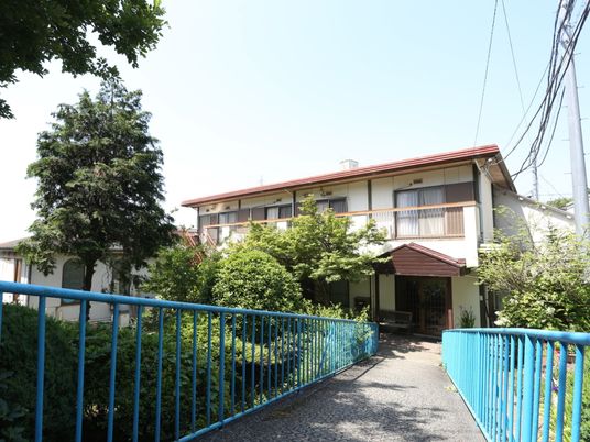 緑豊かな建物外観