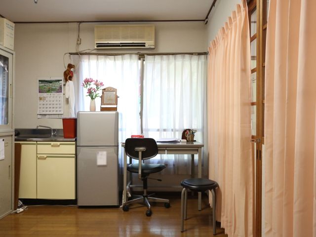 居心地の良い居室の内観 居室 光が差し込む窓際にはデスクがあり、個人の時間を大切にできる空間が確保されています。明るく開放感のある設計で、快適な毎日をサポートいたします。
