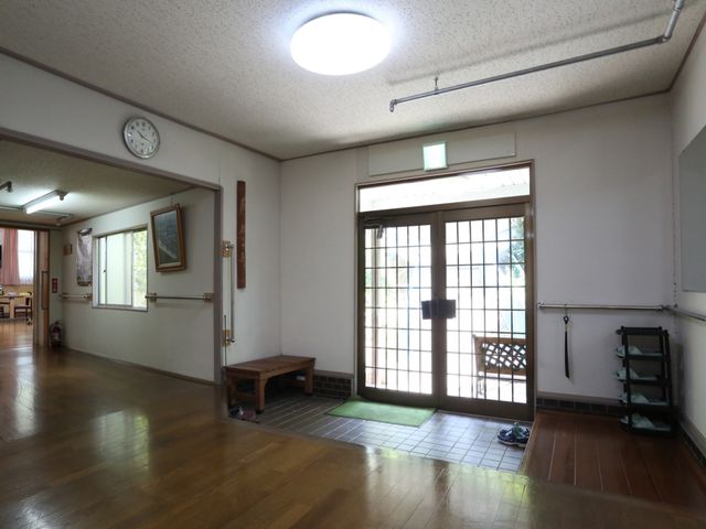和風の廊下 玄関ホール 落ち着いた雰囲気のある和風の廊下です。柔らかな照明と木の温もりが感じられる空間で、訪れた方々を優しく迎え入れます。