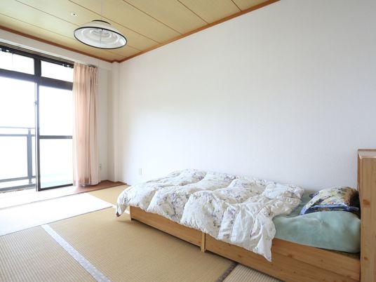明るく広々とした居室