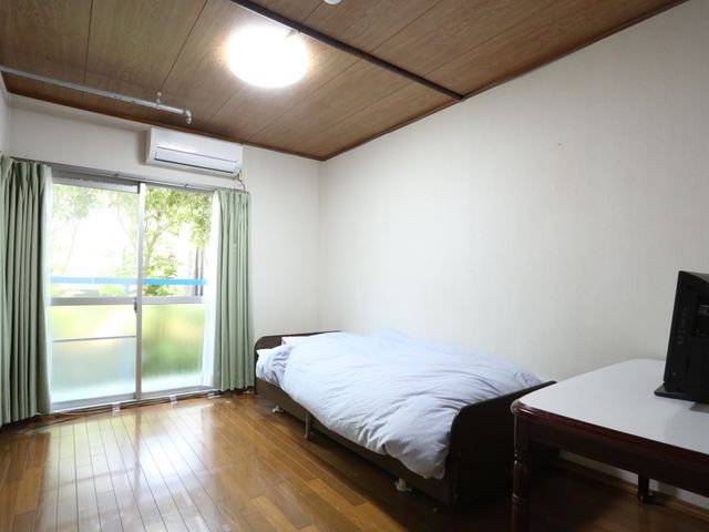 快適な個室の居室 居室 ゆったりとした居室は、木目調の床と壁で暖かみがあり、エアコン完備で快適な環境を提供しています。