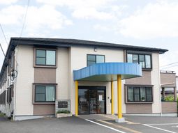 クリーム色の外壁の建物