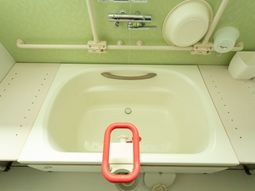 バリアフリー設計の浴室