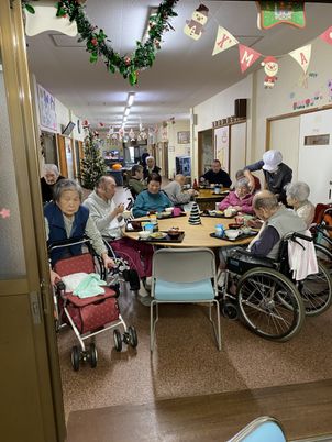 明るい雰囲気の食堂