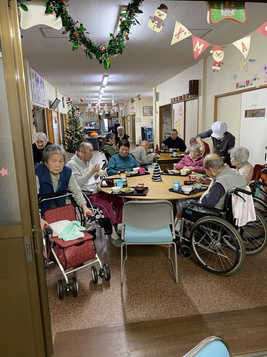 明るい雰囲気の食堂