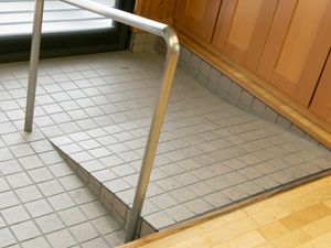 手すり付きのスロープ
