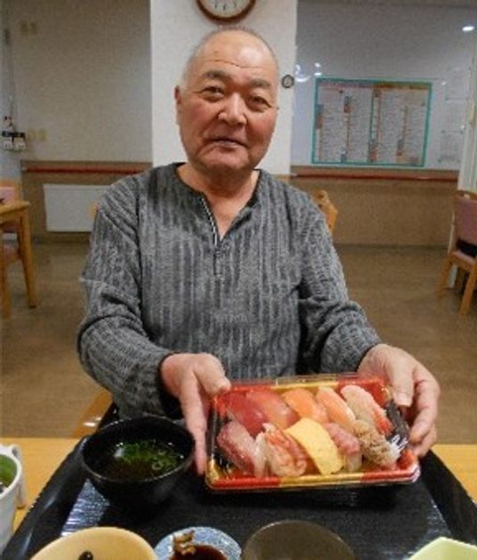和食ランチを持つ人