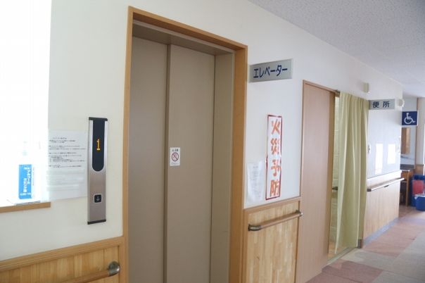 清潔な施設のエレベーター