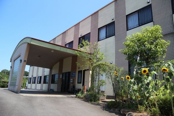 明るいエントランスの施設