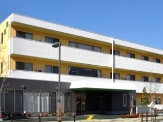 明るい外観の建物