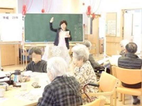 活動する高齢者とスタッフ