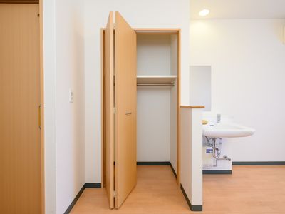 清潔な居室の洗面台