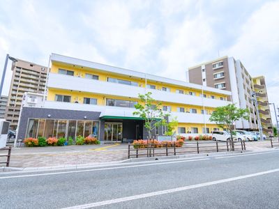 黄色い建物の外観