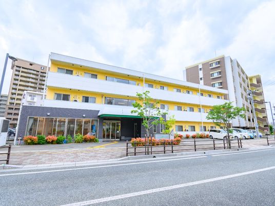 黄色い建物の外観