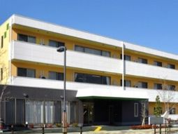 明るい色の建物外観