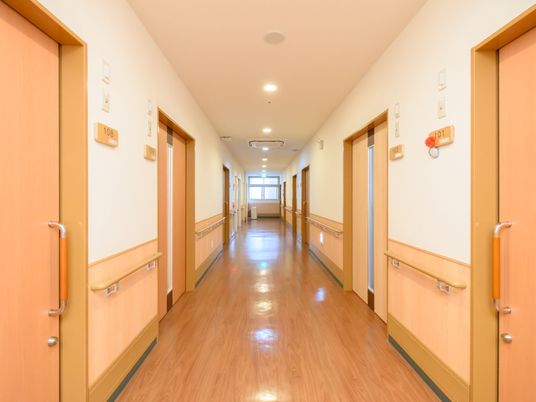 清潔な廊下の明るい風景