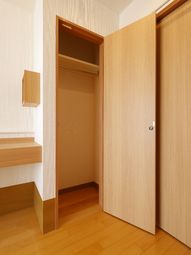 木目調の洗練された机