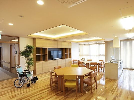 明るく広々した共用ダイニング
