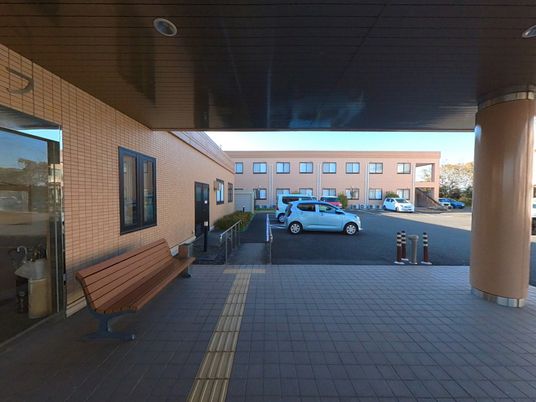 広い駐車場付きの入口