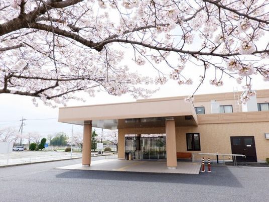 桜咲く玄関外観  