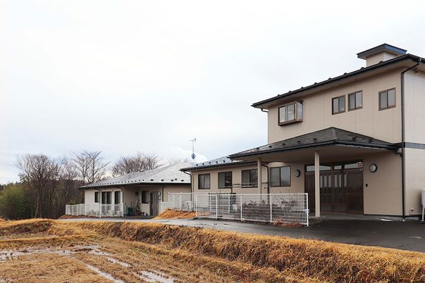 落ち着いた施設の外観