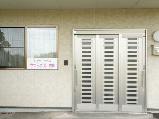 広い入口の外観  