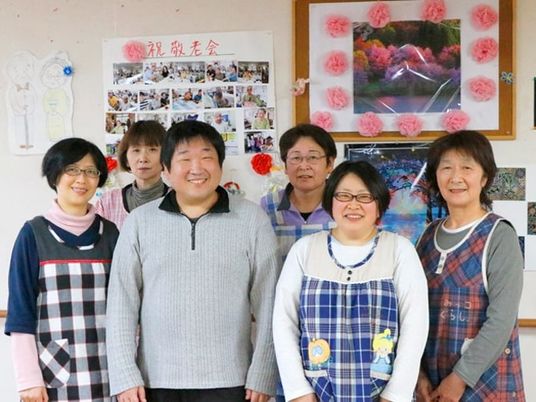 職員の集合写真 ロビー  