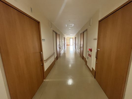 明るく広々とした廊下