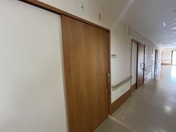 広々とした明るい廊下