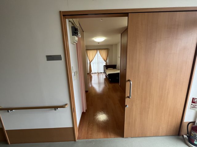 広々とした居室入口 居室 開放感ある居室入口では、手すりが安全な歩行をサポート。明るい窓辺のベッドがお出迎えします。