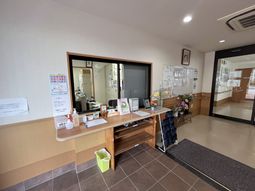 笑顔のスタッフがいる受付