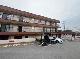 広々とした駐車場の外観