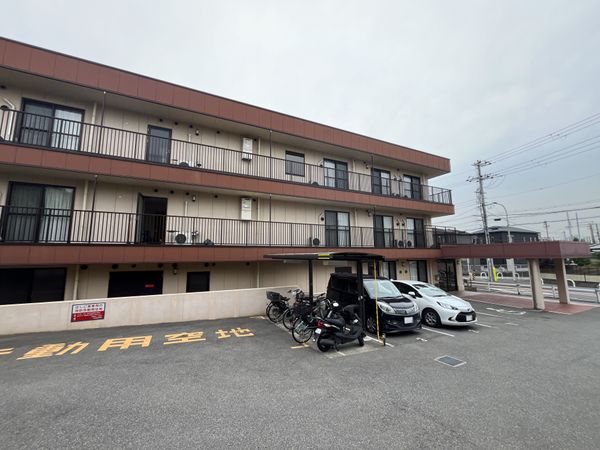 広々とした駐車場の外観