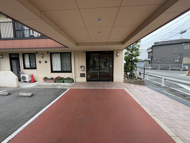 エントランスの様子 エントランス ゆったりとしたエントランスはバリアフリー設計で、花々が心を和ませてくれます。