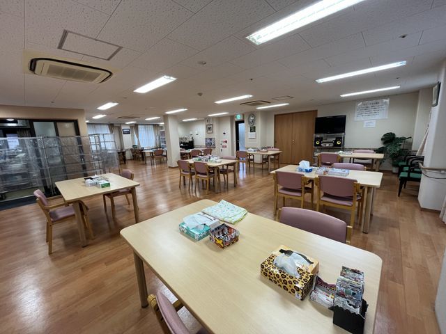 居心地の良い食堂 食堂 広々とした食堂では、ゆったりとした時間をお過ごしいただけます。テーブルには読み物も豊富にご用意しております。