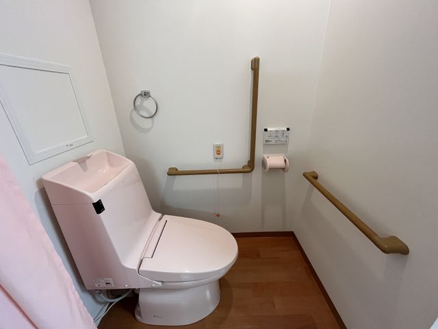 バリアフリートイレ トイレ 安全に配慮されたトイレです。手すりが設置されており、ご高齢の方も安心です。