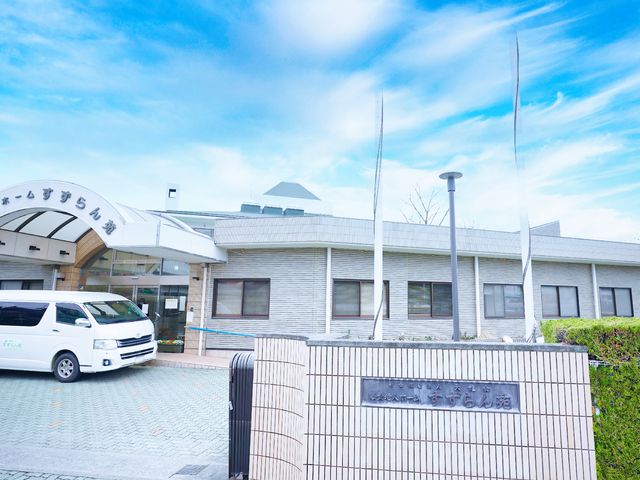 外観のエントランス 外観 アーチ型の入り口が特徴的な建物前には、送迎に使われるワゴン車が停まっており、安心感を与えます。