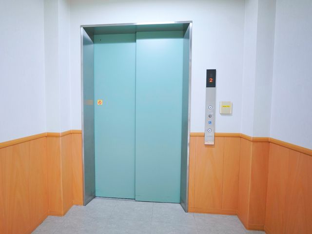 青い扉のエレベーター エレベーター 清潔感のあるエレベーター前で、移動のしやすさを配慮した造りになっております。フロアへのアクセスも快適です。