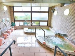 明るい設備の浴室