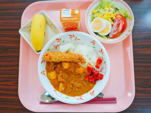 栄養バランスの取れた食事提供 食事 栄養満点の美味しそうな昼食が並び、おいしい食事で毎日を元気に過ごせる環境が整っています。