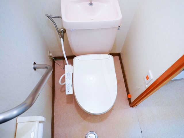 清潔感あるトイレ設備 トイレ 手すり付きの広々としたトイレは、安心してご利用いただける設計になっており、清掃も行き届いています。