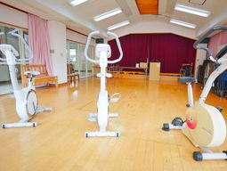 機能訓練用の器具が並ぶ室内
