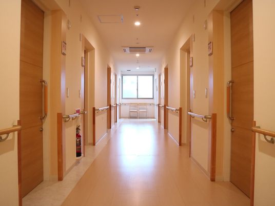 明るい廊下の風景