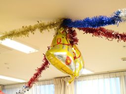 飾り付けられたバルーンと天井