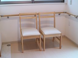 手すり付き待合い席